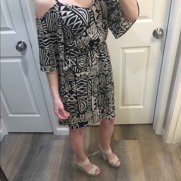 Kaitlyn Dresses & Skirts - Kaitlyn Black and White Patterned Dress Size S